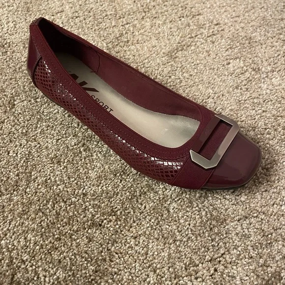 Women's AK Sport Burgundy Flats Size 8.5 M Like New Comfy - Picture 8 of 9